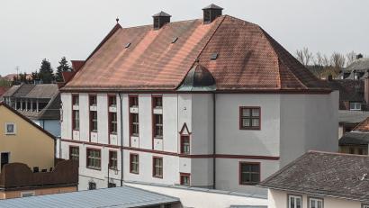 Bild: pz
Die Katholische Kirchenstiftung Waldsassen will das Katholische Jugendheim inmitten des denkmalgeschützten Altstadt-Ensembles verkaufen.