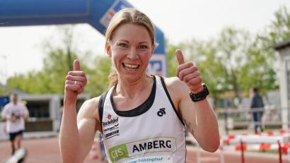 Bild: Reiner Fröhlich
So sehen glückliche Siegerinnen aus: Simone Dehling (LG Telis Finanz Regensburg/CIS Amberg), Gewinnerin des 10-km-Laufes beim Amberger Frühlingslauf.