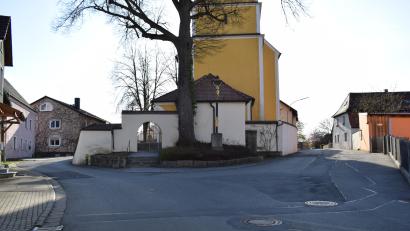 Bild: bnr
Die Dorferneuerung in Neunaigen beginnt links und rechts der St. Vitus Kirche mit der Erneuerung der Kanalisation und der Wasserleitung.