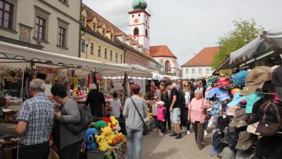 Bild: kro
Viele kamen am Sonntag zum Tirschenreuther Ostermarkt, die meisten aber nur zum Spazierengehen oder zum Ratschen. Das Kaufinteresse hielt sich in Grenzen.