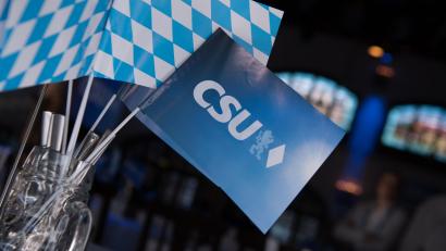 Symbolbild: Sven Hoppe/dpa
Die CSU Oberpfalz möchte die bayerisch-tschechische Zusammenarbeit stärken, heißt es in ihrem Programm zur Europawahl 2024.