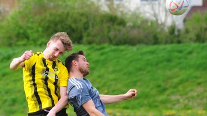 Bild: Schrems
Nico Stark (links), hier im Kopfballduell mit Stefan Bauer, brachte den FC Tirschenreuth beim 2:0-Sieg gegen den TSV Konnersreuth per Fallrückzieher in Führung.