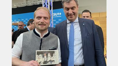 Bild: slu
Ministerpräsident Markus Söder gibt beim Ehrenamtsempfang der CSU Christian Schießl ein Autogramm.