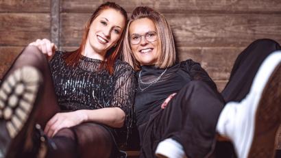 Bild: Kerstin Wegmann/exb
Laura Stier aus Bärnau (links) und Rosi Zeitler aus Wildenau sind die Frisörinnen im "Schachtl-Boder".