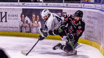 Bild: Werner Moller
Auch im zweiten Finale zwischen den Blue Devils und den Hannover Scorpions gab es jede Menge packende Zweikämpfe, wie hier zwischen dem Weidener Kurt Davis und Dylan Wruck.