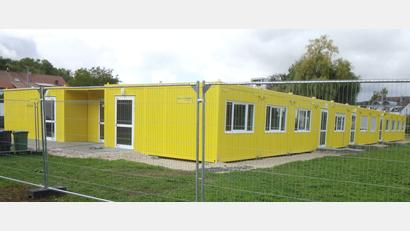 Bild: u
Der Neubau des Antonius-Kindergartens war ein Thema beim CSU-Bürgergespräch. Seit September 2022 findet der Kindergartenbetrieb in Containern statt, die auf dem ehemaligen WE-Fußballplatz aufgebaut wurden.