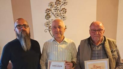 Bild: Liederkranz Schönkirch/exb
Vorsitzender Stefan Lindner mit Jubilar Hans Wittmann und dem neuen neue Ehrenmitglied Helmut Hart (von links).