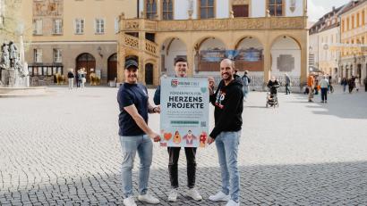 Bild: Dominik Lenz/exbv
Dominik Lenz, Philipp Koch und Christof Dehling (von links) von Round Table 235 Amberg-Sulzbach präsentieren den „Förderpreis für Herzensprojekte“