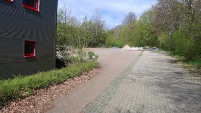 Bild: bsc
Auf der großen Parkplatzfläche hinter dem Friedenfelser Feuerwehrhaus (links) steht künftig ein Container für Grüngut bereit.