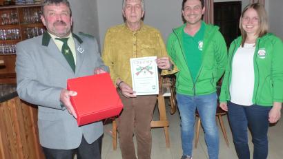 Bild: sl
Schützenmeister Josef Bäumler ehrt Johann Kellner für 50 Jahre Mitgliedschaft im Beisein von Kassierer Johannes Meindl und Sportleiterin Theresa Bodensteiner (von links).