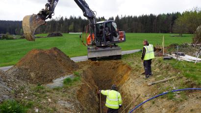 Bild: bkr
Mit dem Kanal- und Wasserleitungsbau geht es in Witzlasreuth wieder weiter. Bis Mitte November sollen die umfangreichen Arbeiten abgeschlossen sein.