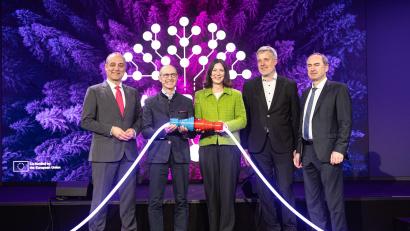 Bild: DANIEL KLARE
ACTING IMAGES
Start für das Projekt Gabreta Smart Grids in Neunburg v. Wald. Von links: Wolfgang Bücherl, Leiter der Münchner Vertretung der Europäischen Kommission, Bayernwerk-Vorstandsvorsitzender Dr. Egon Leo Westphal, die Vorstandsvorsitzende der E.ON Czech, Claudia Viohl, MdB Dieter Janecek, einer der Koordinatoren der Bundesregierung für Wirtschaft und Klimaschutz, und der Bayerische Wirtschafs- und Energieminister Hubert Aiwanger.