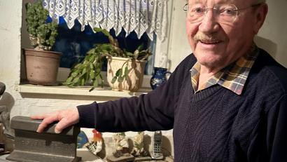 Bild: Eiselbrecher/exb
Josef Dürr, ein früherer Eisenwerk-Modellschreiner, mit einem Schienenabschnitt aus seiner Sammlung.