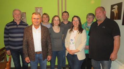 Bild: Stadtkapelle/exb
Der neue Vorstand (von links) musikalischer Leiter Norbert Zimmermann, Bürgermeister Karlheinz Budnik, Stadträtin Heike Lehner, neue zweite Kassenrevisorin Elisabeth Gierisch, Vorsitzender Martin Konz, neue Kassiererin Juliane Weber, Gisela Witt vom Nordbayerischen Musikbund und neuer Zweiter Vorsitzender Rainer Bauer.