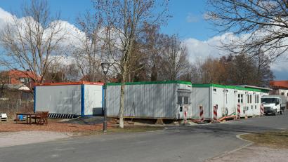Bild: Stefanie Gradl
Die ukrainischen Flüchtlinge, die früher in diesen Containern untergebracht waren, wohnen mittlerweile im Vilsecker Stadtgebiet. Jetzt sollen die Container vom Ziegelanger ins Gewerbegebiet umgesetzt werden, um dort in ihnen weitere 25 Flüchtlinge unterzubringen.