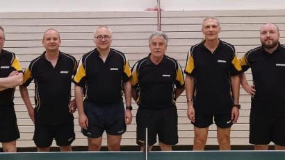 Bild: Frisch
Die erfolgreiche Neustädter Tischtennis-Mannschaft: (von links) Hubert Brunner, Herbert Schnös, Harald Krämer, Notis Xagoraris, Ralf Weidinger und Florian Juilfs.