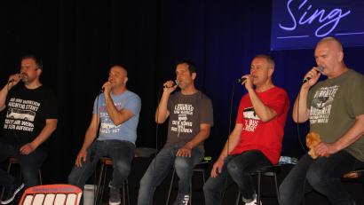Bild: kro
A-cappella-Gesang vom Feinsten bot die Gruppe "Sing Out" im Wiesauer Pfarrzentrum, von links Gregor Schraml, Armin Steinhauser, Rudi Kreuzer, Markus Schuller und Uli Roth.