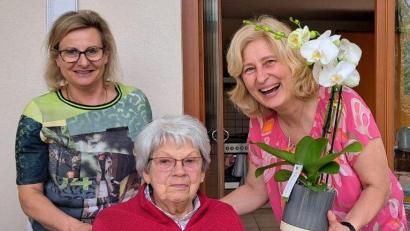 Bild: e
Seit 45 Jahren ist Sieglinde Schärtl (Mitte) Mitglied der Frauen-Union. Vorsitzende Elisabeth Kraus und ihre Stellvertreterin Monika Epp gratulieren.