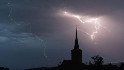 Symbolbild: Nicolas Armer/dpa/Symbolbild
Blitze entladen sich aus einer Gewitterwolke.