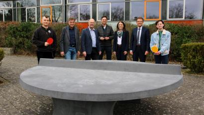 Bild: Claudia Wittmann/exb
Eine runde Sache, die vom Förderverein des BSZ Amberg gespendete Tischtennisplatte.