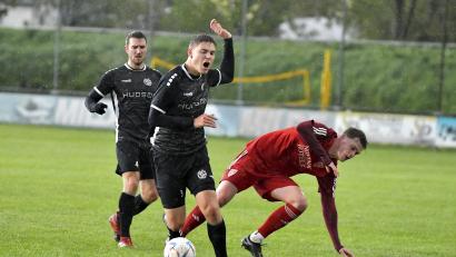 Bild: Hubert Ziegler
Fabian Vogl (Zweiter von links) von der DJK Gebenbach wird in dieser Szene von seinem Kornburger Gegenspieler (rechts) von den Beinen geholt, beobachtet vom Gebenbacher Kapitän Jan Fischer (ganz links). Beide Teams trennten sich 1:1.