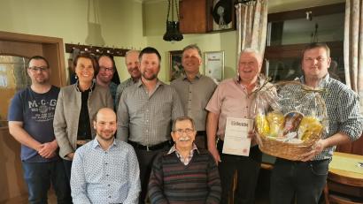 Bild: Michael Ströhl/exb
Die Gärmersdorfer Jagdgenossen wählen einen neuen Vorstand (hintere Reihe, von links): Christoph Trummer, stellvertretende Bürgermeisterin Birgit Singer Grimm, Markus Fruth, Hans Kern, Tobias Scharl, Vorsitzender Alfons Purschke, Eduard Scharl und Florian Birner; sitzend (von links): Michael Ströhl und Johann Walz.