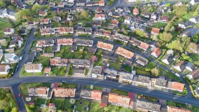 Bild: Thilo Hierstetter
Die Czeikestraße erschließt den kompletten Siedlungsbereich oberhalb der Hugo-Geiger-Straße, die am unteren Bildrand zu erkennen ist. Dort klagen Anwohner bei Starkregen über Wasserschäden, was an der maroden Kanalisation liegen soll. Im Bauausschuss stellten Planer einen neuen Entlastungskanal mit Straßenvollausbau in diesem Bereich als Lösung vor.