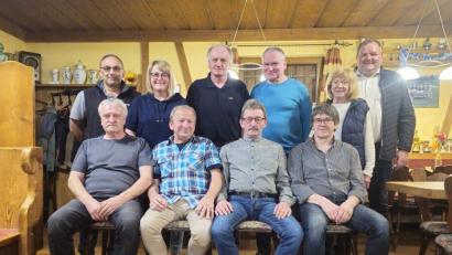 Bild: TSV Bärnau/exb
Ehrungen und Neuwahlen gab es beim TSV Bärnau. Sitzend von links Anton Zant, Johann Gleißner, Edgar Wettinger und Berthold Frank, stehend von links Rainer Daubitzer, Angela Zwerenz, Helmut Thanner, Vorsitzender Markus Fichtner, Renate Brunner und Zweiter Bürgermeister Michael Schedl.