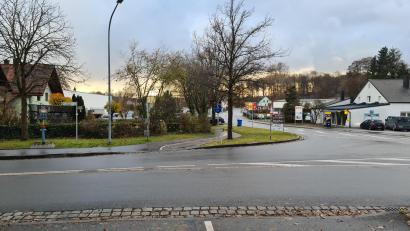 Bild: sne
Die Felsmühlstraße ist vom Verkehr der Pressather Straße schlecht einsehbar. Darum soll hier eine Querungshilfe entstehen.