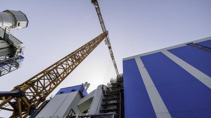 Bild: Hösamer
Der Bau der neuen Rauchgas-Reinigung im Schwandorfer Müllkraftwerk schreitet voran. Die Maßnahme ist Teil des Großprojekts "Triphönix".