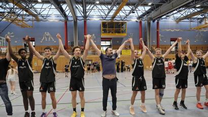 Bild: ref
Das Basketball-Team Oberpfalz und Trainer Gabriel Ionescu feiern den Titel bei der Bayerischen Meisterschaft der U16. Im Finale schlug das BTO die Dachau Spurs mit 58:50.