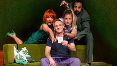 Bild: Dieter Popp/exb
Die Schauspieler Heike Ternes, János Kapitány, Barbara Trottmann und Pascal Averibou treten mit der Komödie „Nein zum Geld“ bei der Benefizveranstaltung „Theater und Zoigl“ auf.