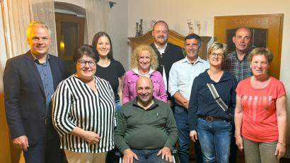 Bild: exb
Für 25 Jahre Mitgliedschaft in der CSU werden zahlreiche Mitglieder durch die Vorsitzende Christina Rosner (Zweite von links), von Landrat Andreas Meier (Fünfter von rechts) und Bürgermeister Thomas Meiler (links) geehrt.