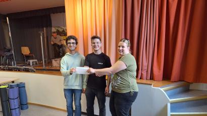 Bild: Benjamin Hahn/exb
Leiterin Michaela Hahn (rechts) überreicht die Spende an Samuel Hubmann (links) und Luca Faltenbacher (Mitte).