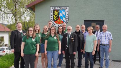 Bild: fvo
Gauschützenmeister Stefan Brandmiller (von links), Jugendsportleiterin Julia Lukas, Jugendsprecherin Paulina Stahl, Damensprecherin Valentina Stahl, 2. Schützenmeister Johannes Kleber, Sportleiterin Lena Kellner, Christina Lukas (Kasse), Karl Frischholz (Beisitzer), Schützenmeister Bernd Bodensteiner, Alexander Lukas (Beisitzer), stellv. Sportleiter Wolfgang Möhwald, Schriftführerin Monika Kleber, Bürgermeister Josef Beimler und Georg Bocka (Beisitzer).