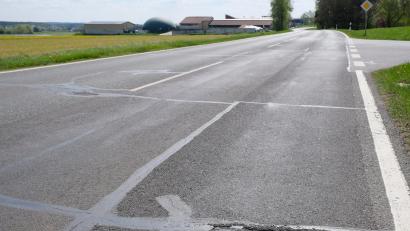 Bild: do
Fahrbahnrisse ohne Ende gibt es im Straßenabschnitt der S 2168 zwischen Eschenbach und Tremmersdorf und zwischen Speinshart und Dobertshof. Die Forderung nach einer umgehenden Erneuerung der 45 Jahre alten Fahrbahndecke war Thema im Speinsharter Gemeinderat.