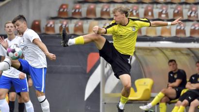 Bild: Hubert Ziegler
Hervorragende Haltungsnoten für Noah Majdic (rechts) vom FC Amberg. Der Mittelfeldabräumer war bisher in jedem Saisonspiel dabei.