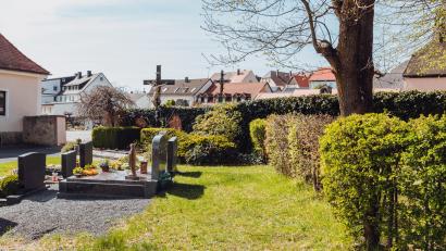 Bild: Susanne Forster
In der Nähe des Priestergrabes am Bärnauer Friedhof (im Bild circa mittig) sollen demnächst Urnengrabstellen entstehen. Auch für den neuen Friedhof beschloss der Stadtrat die Installation zweier Urnenplätze auf stillgelegten Grabstellen.
