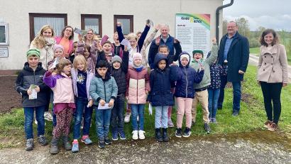 Bild: Krones
Kinder der Josef-Voit-Grundschule fordern lautstark und mit Nachdruck ihre Kinderrechte ein.