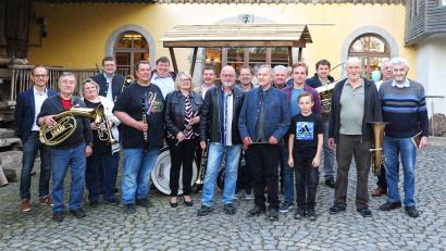 Bild: Jochen Neumann/Stadt Erbendorf/exb
Stadtkapellmeister German Martetschläger (Neunter von links) mit Geburtstagsjubilar Josef Faltenbacher (Elfter von links) und seiner Tochter Tanja (Siebte von links), Schwiegersohn Jürgen sowie deren Kinder Simon (Dreizehnter von links) und Kilian (Vierzehnter von links).