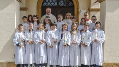 Bild: Christine Cirbus
Nach dem Empfang der ersten heiligen Kommunion stellten sich die Kinder bei strahlendem Sonnenschein den Fotografen. Mit im Bild der liturgische Dienst und Pfarrer Roland Klein(hintere Reihe 2. v. links) und Gemeindereferentin Stefanie Seufert-Wolf (hintere Reihe 2. von rechts)