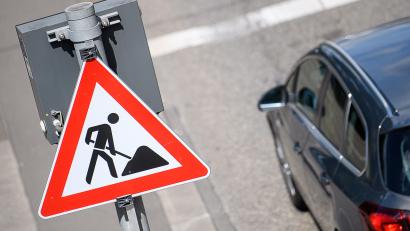 Symbolbild: Sebastian Gollnow
Ein Auto steht neben einem Baustellenschild. Im Industriegebiet Nord im Straßenbereich des Amberger Wertstoffhofs (August-Borsig-Straße/Max-Planck-Straße) kommt es zu Verkehrsbehinderungen.
