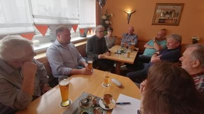 Bild: Freie Wähler Mitterteich/exb
Landtagsabgeordneter Martin Scharf (Dritter von links) war zu Gast beim Bürgertreff der Freien Wähler in Mitterteich.