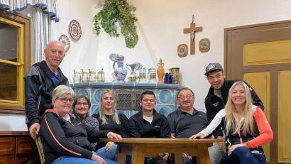 Bild: bjo
Die Akteure der Eglseer Bauernbühne führen das Lustspiel „Vater gesucht“ auf (v.on links): Regisseur Johann Bauer, Elisabeth Bauer, Maria Ring, Lulia Lamecker, Paule Haase, Josef Martl Fleischmann, Bernd Bauer und Marion Roidl.