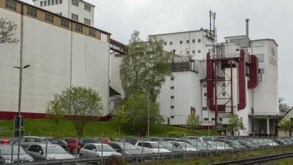 Bild: Wolfgang Steinbacher
Die Firma Ireks aus Kulmbach betreibt in Sulzbach-Rosenberg die Malzfabrik nahe dem Bahnhof. Bis zu 80 Tonnen Getreide können hier täglich zu Malz verarbeitet werden. Dabei entsteht auch Wasserdampf, der als Abwärme - so eine mögliche Überlegung - weiter genutzt werden könnte.