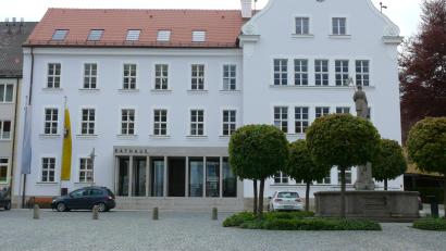 Bild: kgg
Geschlossen wurde das Rathaus Waldsassen (Bild) am Dienstagnachmittag nach einer Beschädigung eines Stromkabels direkt gegenüber vor der Basilika.