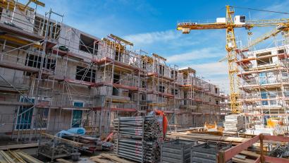 Symbolbild: Daniel Reinhardt/dpa
In Bayern herrscht einerseits Wohnungsknappheit, andererseits aber liegt die Baubranche darnieder: Bei einem Expertengespräch im Landtag wurden nun Lösungen erörtert.