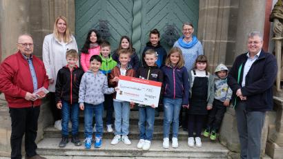 Bild: do
Zehn Kommunionkinder aus der Pfarrei Speinshart öffneten ihr Herz für schwerkranke Kinder. Einen Teil der Kommuniongeschenke spendeten die Kids an die Kinderkrebshilfe der Region Oberpfalz-Nord. Unser Bild zeigt die Kinder, Pfarrer Adrian und die Tischmütter Marina Ackermann und Elisabeth Müller bei der Übergabe des symbolischen Spendenschecks an Andreas Steinl.