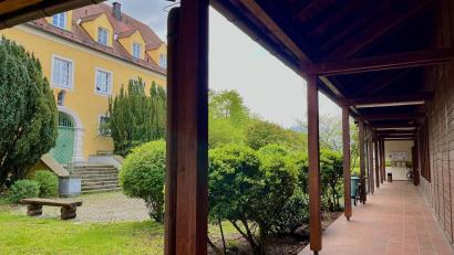 Bild: Gabi Schönberger
Gleich gegenüber den Unterrichtsräumen steht das schmucke, gelbe Übernachtungshaus der Höheren Landbauschule Almesbach. Die wenigsten Schüler übernachten dort allerdings noch.
