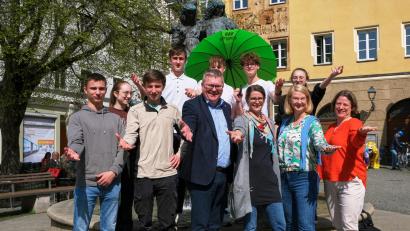 Bild: Peter Ringeisen
Kommt zum Theaterfestival: (vorne, von rechts) Theaterberaterin Barbara Hauck, die P-Seminar-Leiterinnen Bettina Wagner und Claudia Ried, Oberbürgermeister Michael Cerny sowie Schüler aus den P-Seminaren des GMG freuen sich auf die 66. Theatertage der bayerischen Gymnasien, die im Juli stattfinden.